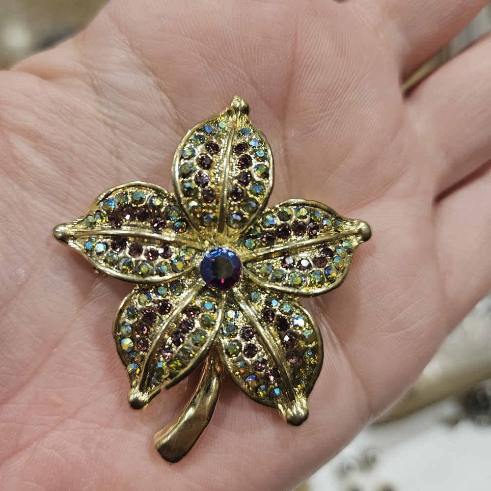 Unsigned Beauty Gold Tone Flower Brooch with Multicolor Rhinestones